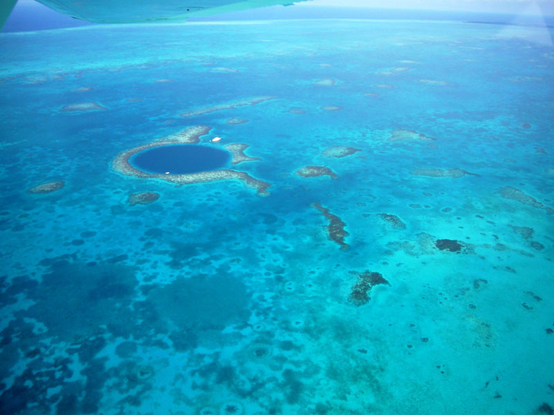 世界屈指のホールとサンゴ礁を体験する 写真1